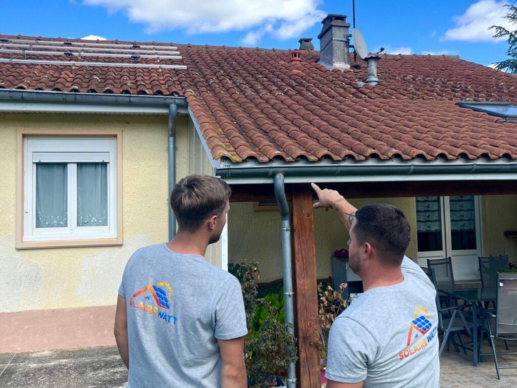 techniciens et experts en panneaux photovoltaïques en train de réaliser une étude technique gratuite