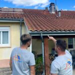 techniciens et experts en panneaux photovoltaïques en train de réaliser une étude technique gratuite